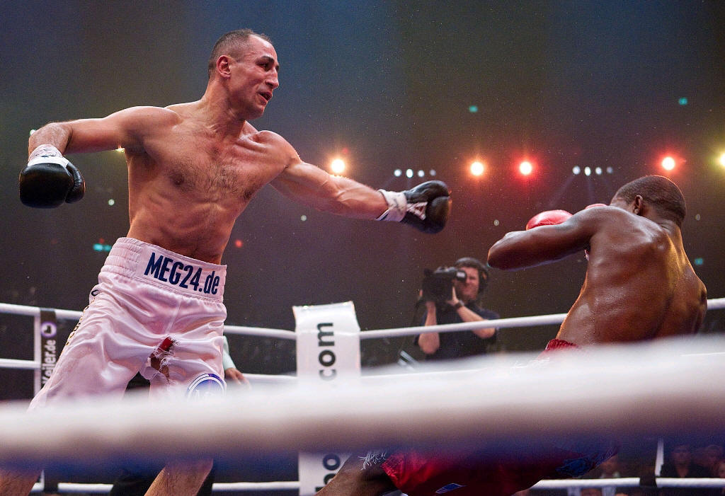 Arthur Abraham knocks down Jermaine Taylor
