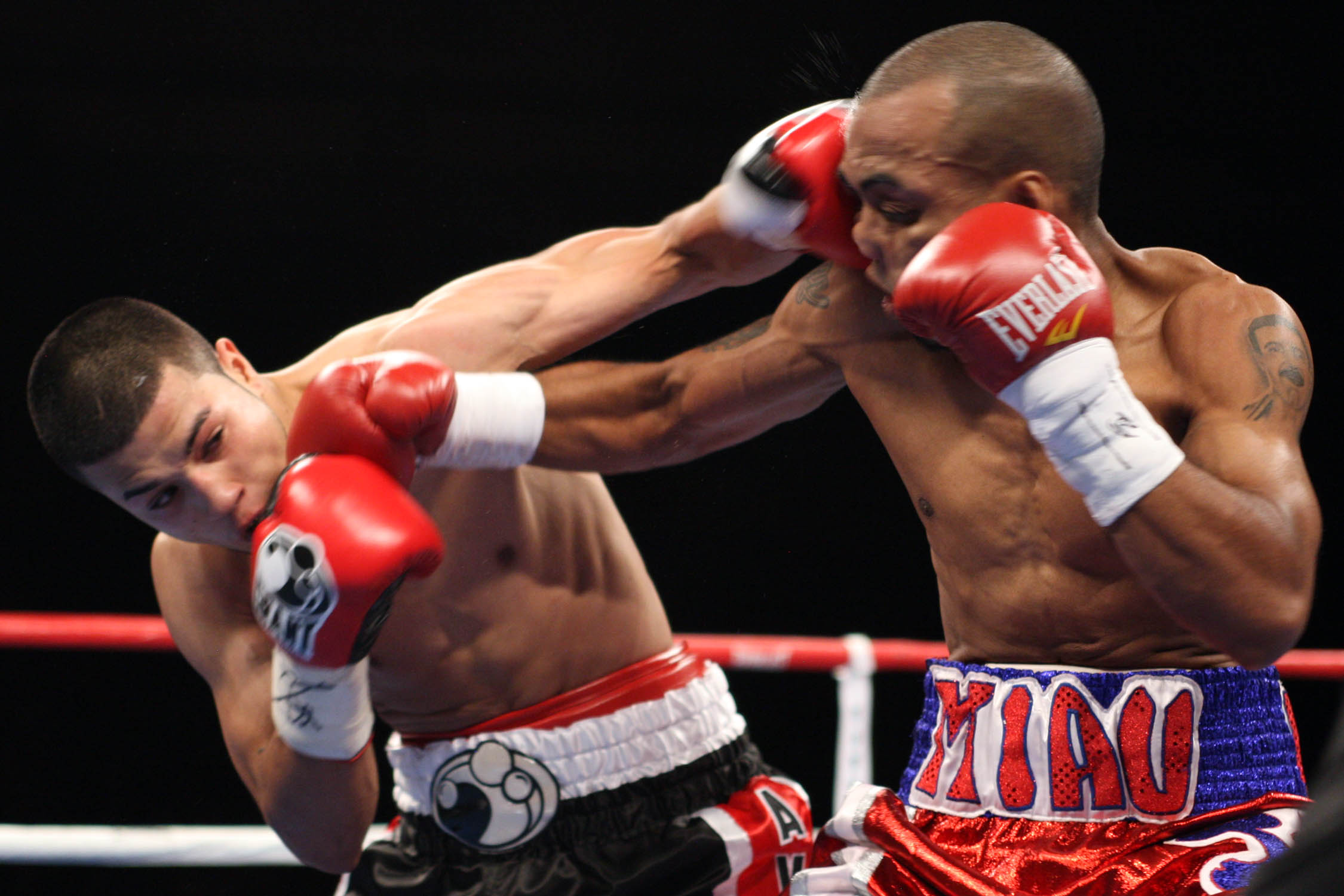 Unbeaten prospect Chris Avalos (left) continued his dominance on ShoBox against once-beaten Jose Nieves with a fourth round TKO victory in Fridays main event on SHOWTIME