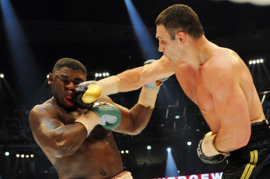 Vitali Klitchko hammers Sam Peters